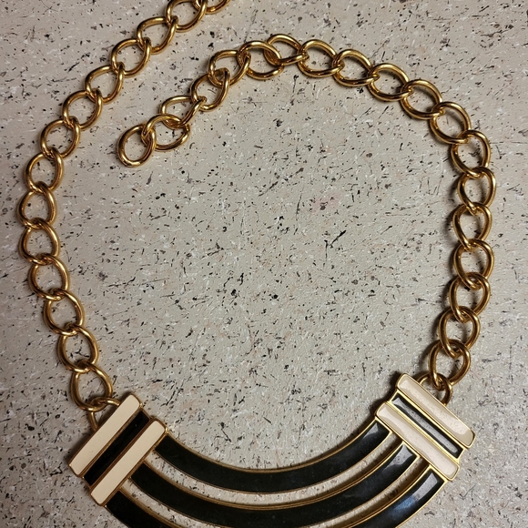 VINTAGE MONET GOLD TONE BLACK & CREAM ENAMEL NECKLACE - Picture 4 of 5